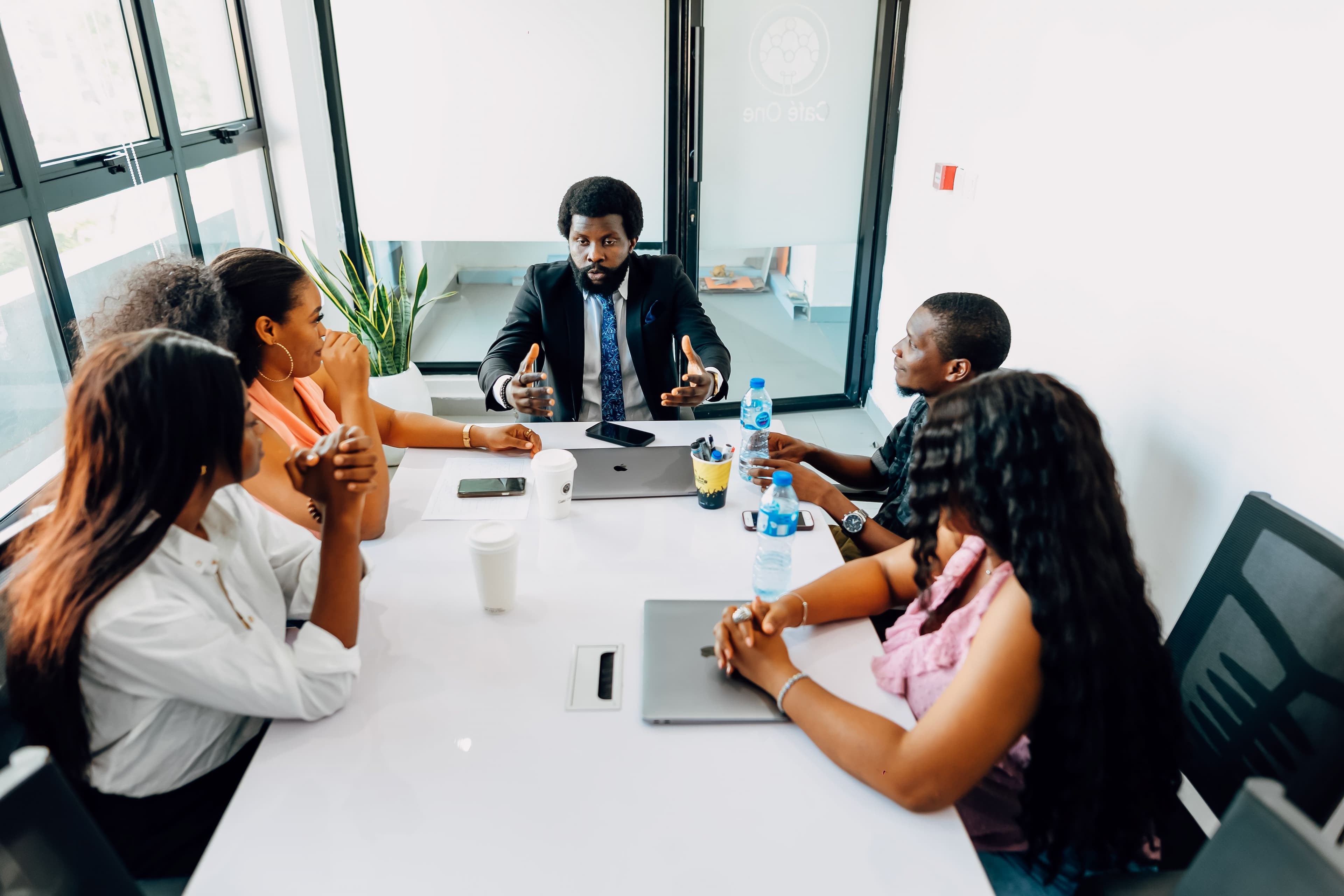 Une équipe échange autour d’une table de travail